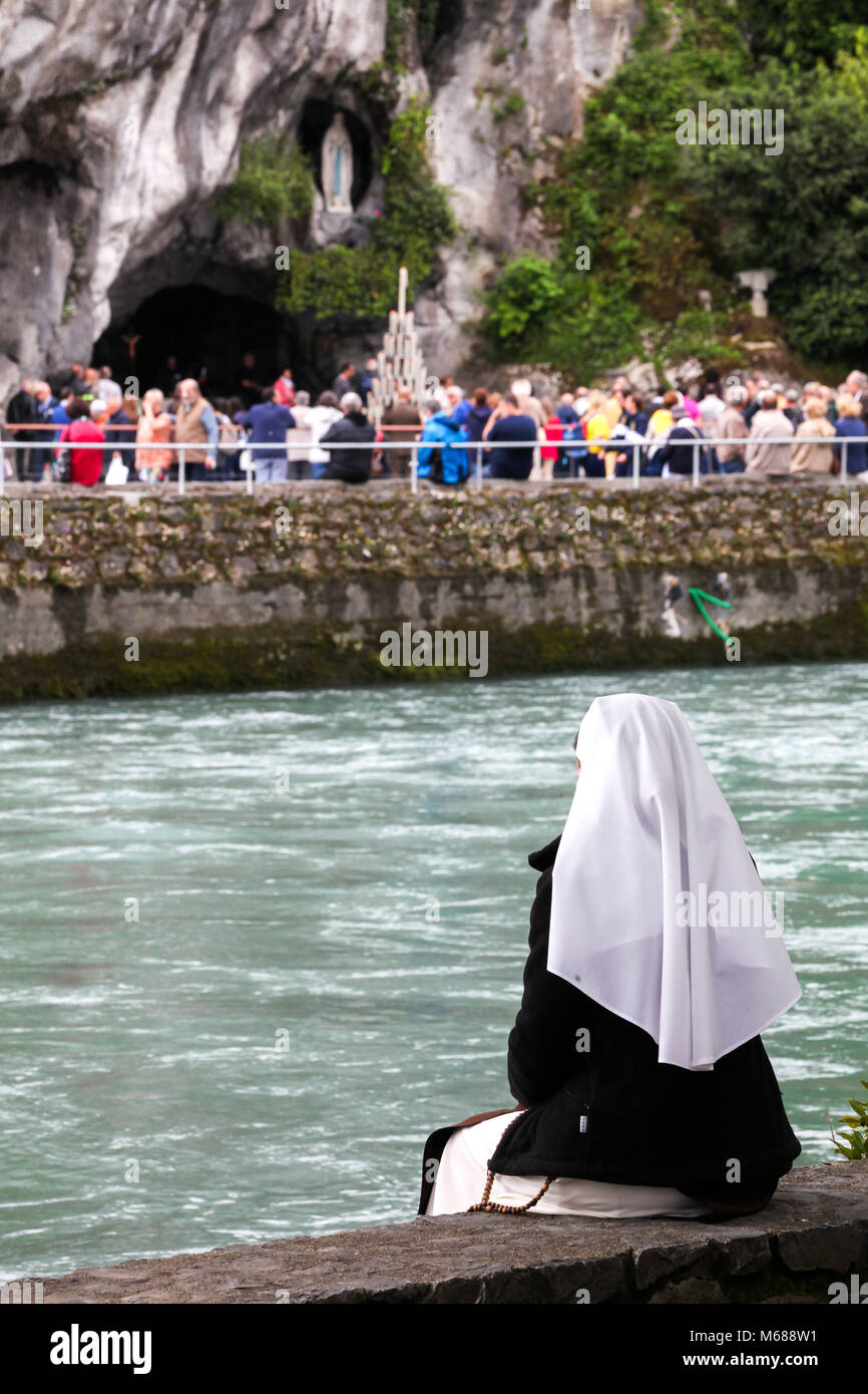 Wallfahrt auf dem Fels Grotte von Massabielle in Lourdes (Frankreich). Dieses ist, wo die Jungfrau Maria 18 Mal zu Bernadette Soubirous erschien Stockfoto