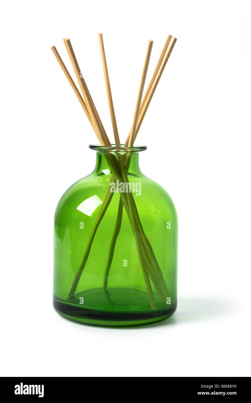 In der Nähe von zu Hause, in der die Düfte auf eine grüne Glasflasche auf weißem Hintergrund - Vollständige Objekt Stockfoto