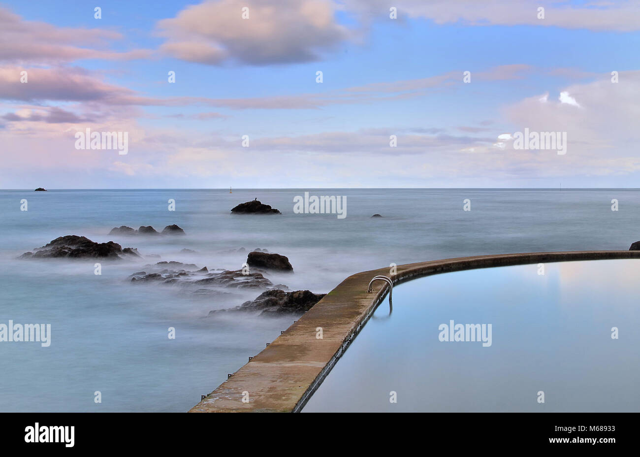 Saint-Quay-Portrieux (Bretagne, Frankreich): äußere Salzwasser Pool am Meer Stockfoto