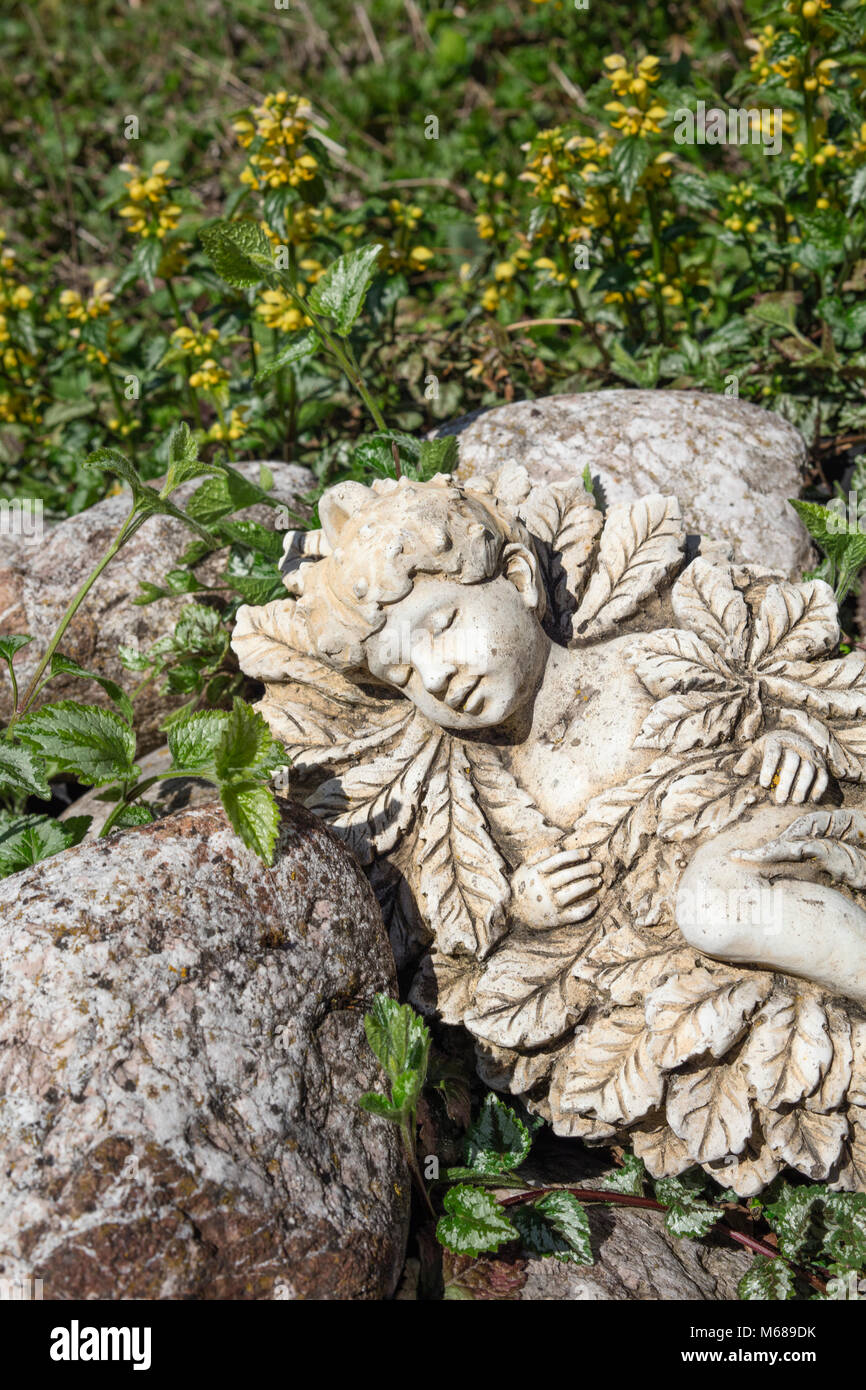 Statue eines Elf oder Gnome im Garten schlafen Stockfotografie Alamy