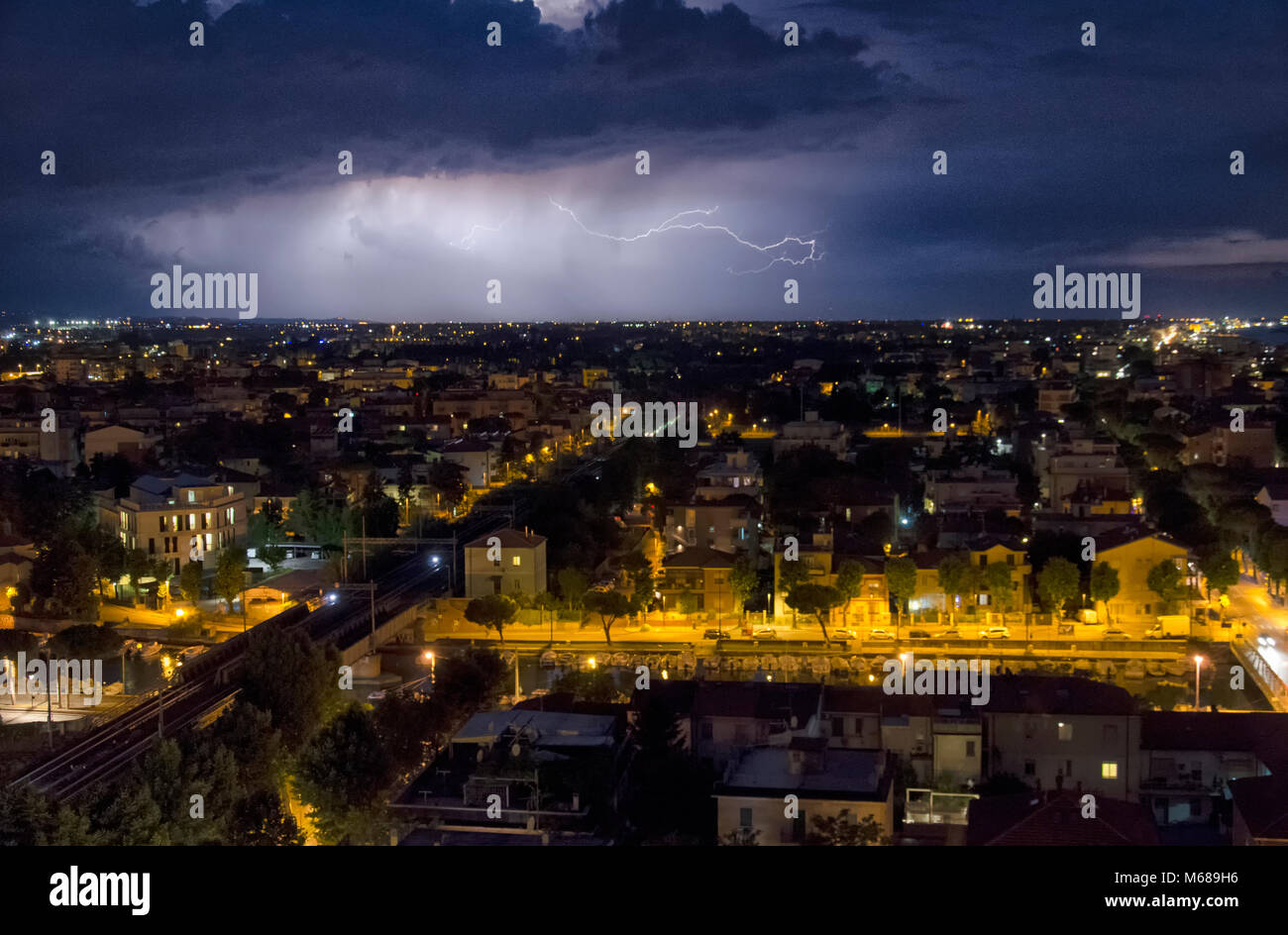 Cloud zu Boden Blitz über die Stadt Stockfoto
