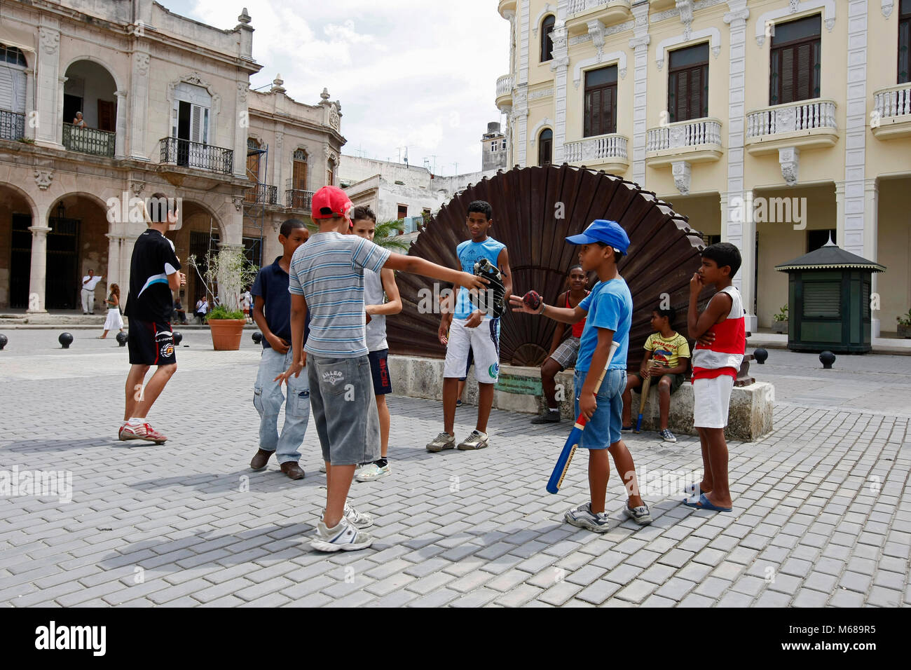 Kubanische Kinder diskutieren die Regeln für das Spiel der Baseball in der  Altstadt von Havanna Stockfotografie - Alamy