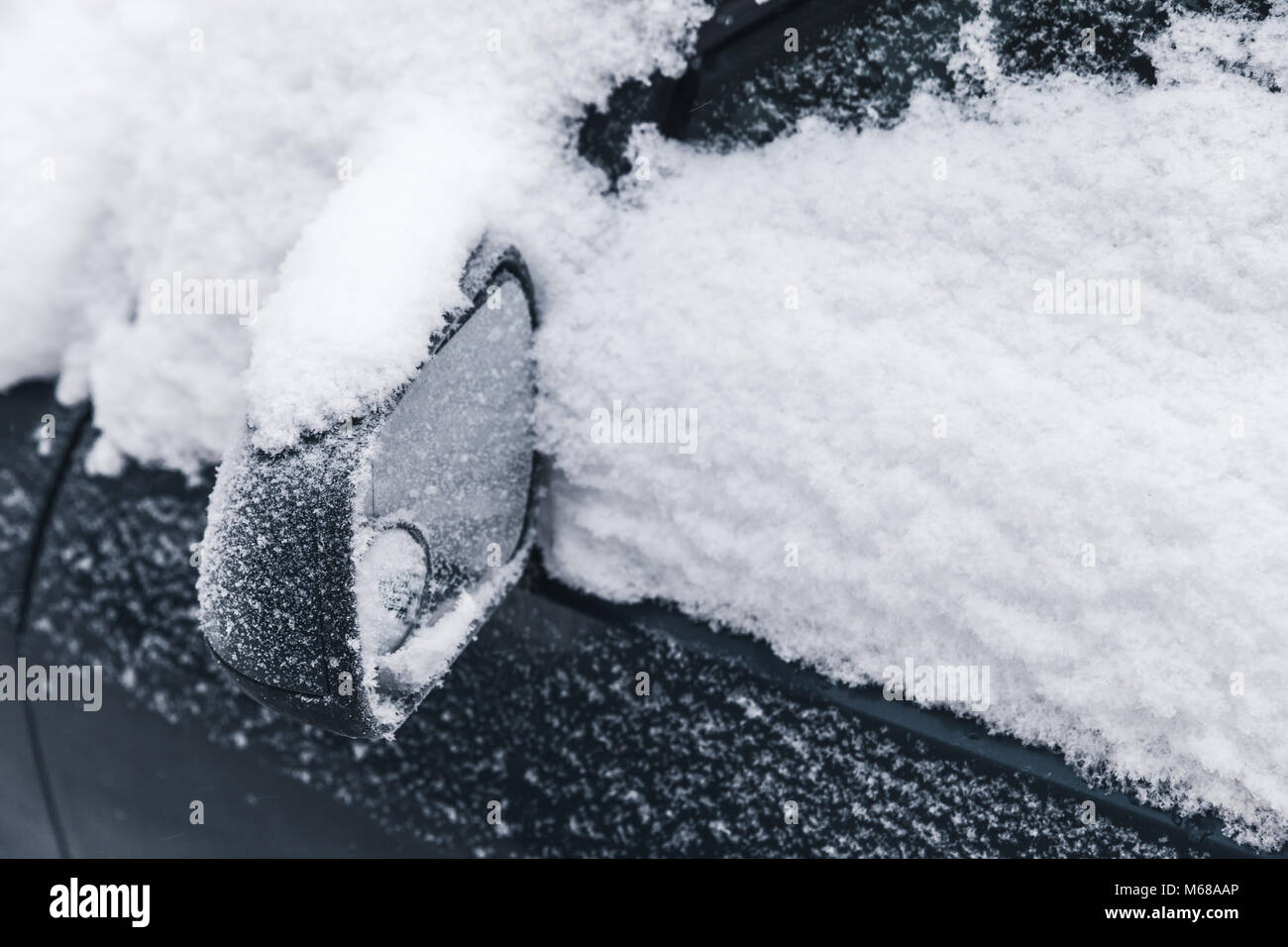 Auto Spiegel mit frischem Schnee in kalten Winter abgedeckt Stockfoto