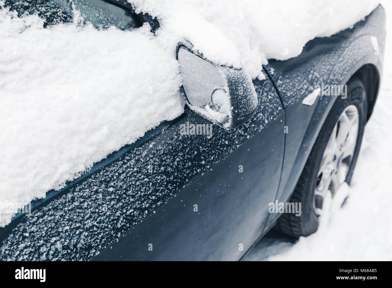 Auto Spiegel mit Schnee in kalten Winter abgedeckt Stockfoto
