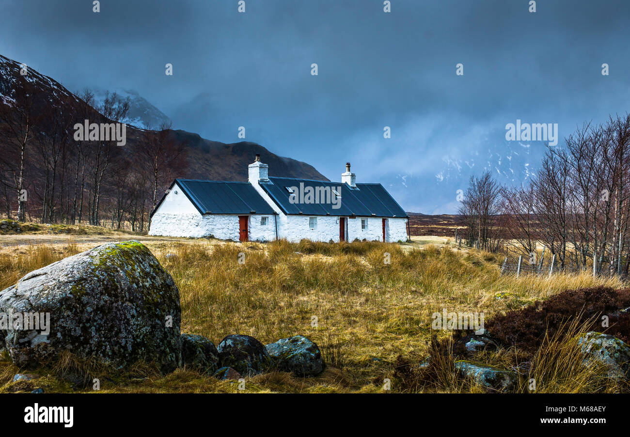 Blackrock Cottage, Glencoe mit dem Buchaille Etive Mor im Hintergrund. Stockfoto