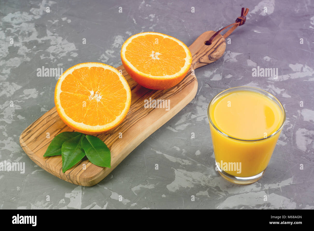 Noch immer leben Glas frisch gepresster Orangensaft auf konkreten Hintergrund mit Filter. Stockfoto