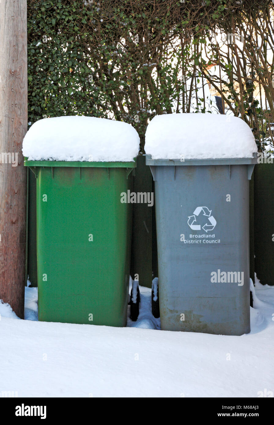 Schnee bedeckt Hausmüll und recycling Bins in Hellesdon, Norfolk, England, Vereinigtes Königreich, Europa. Stockfoto