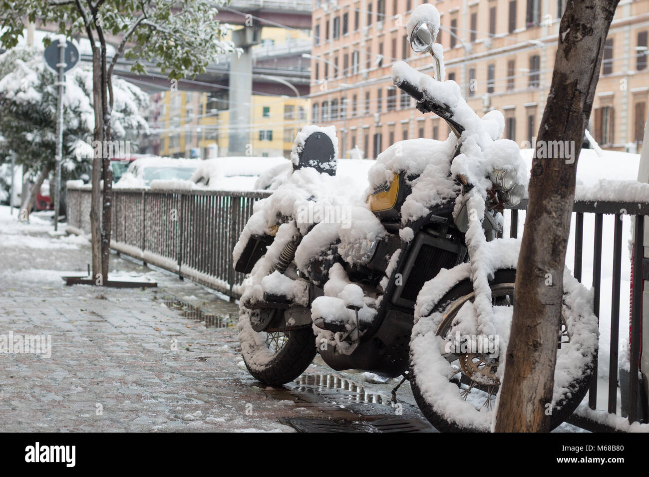 Motorrad in den Straßen von Rom abgedeckt Stockfoto