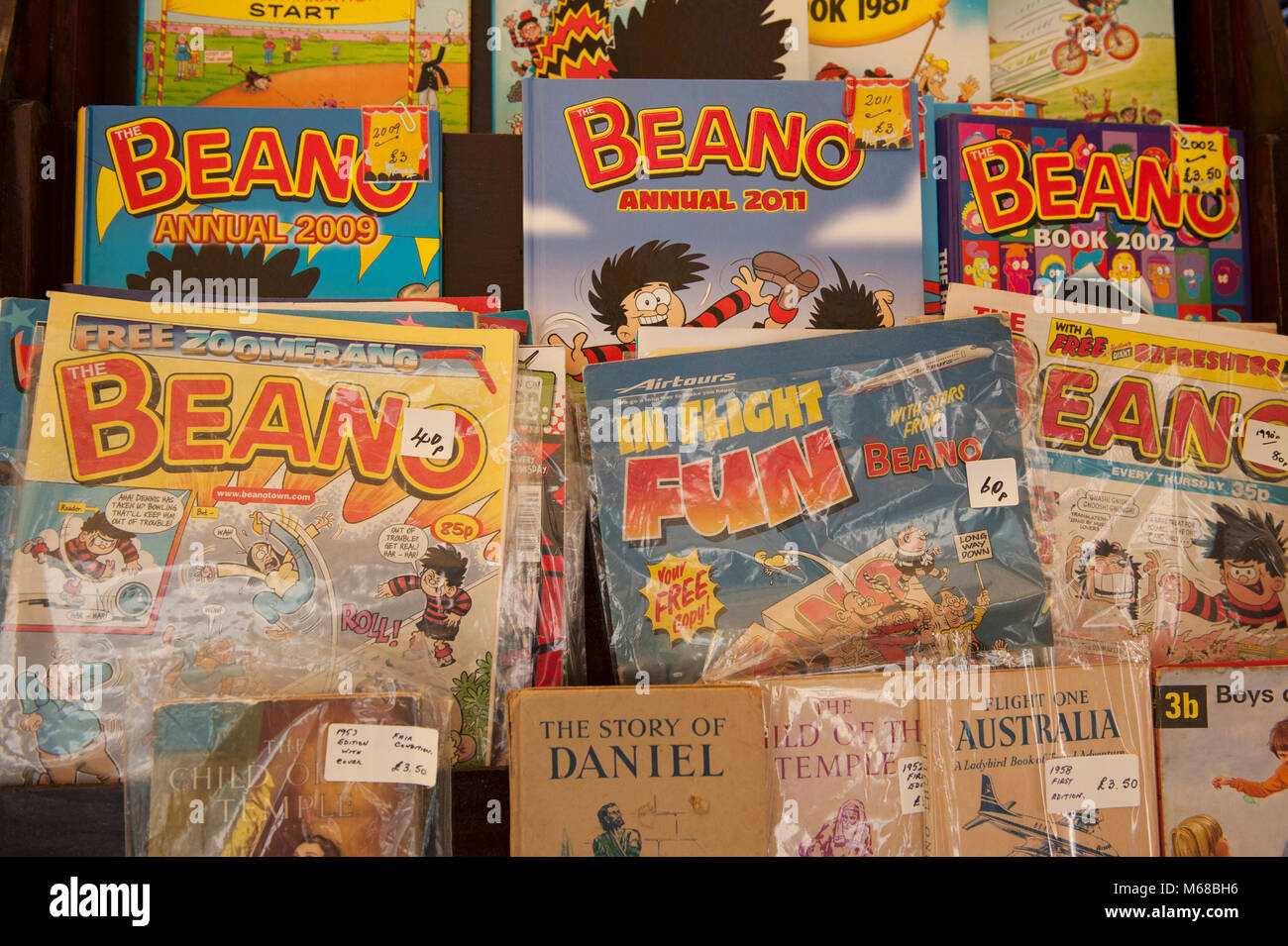 Beano und andere Bücher zum Verkauf zu einem Second Hand Markt in Bridport in Dorset, England Stockfoto