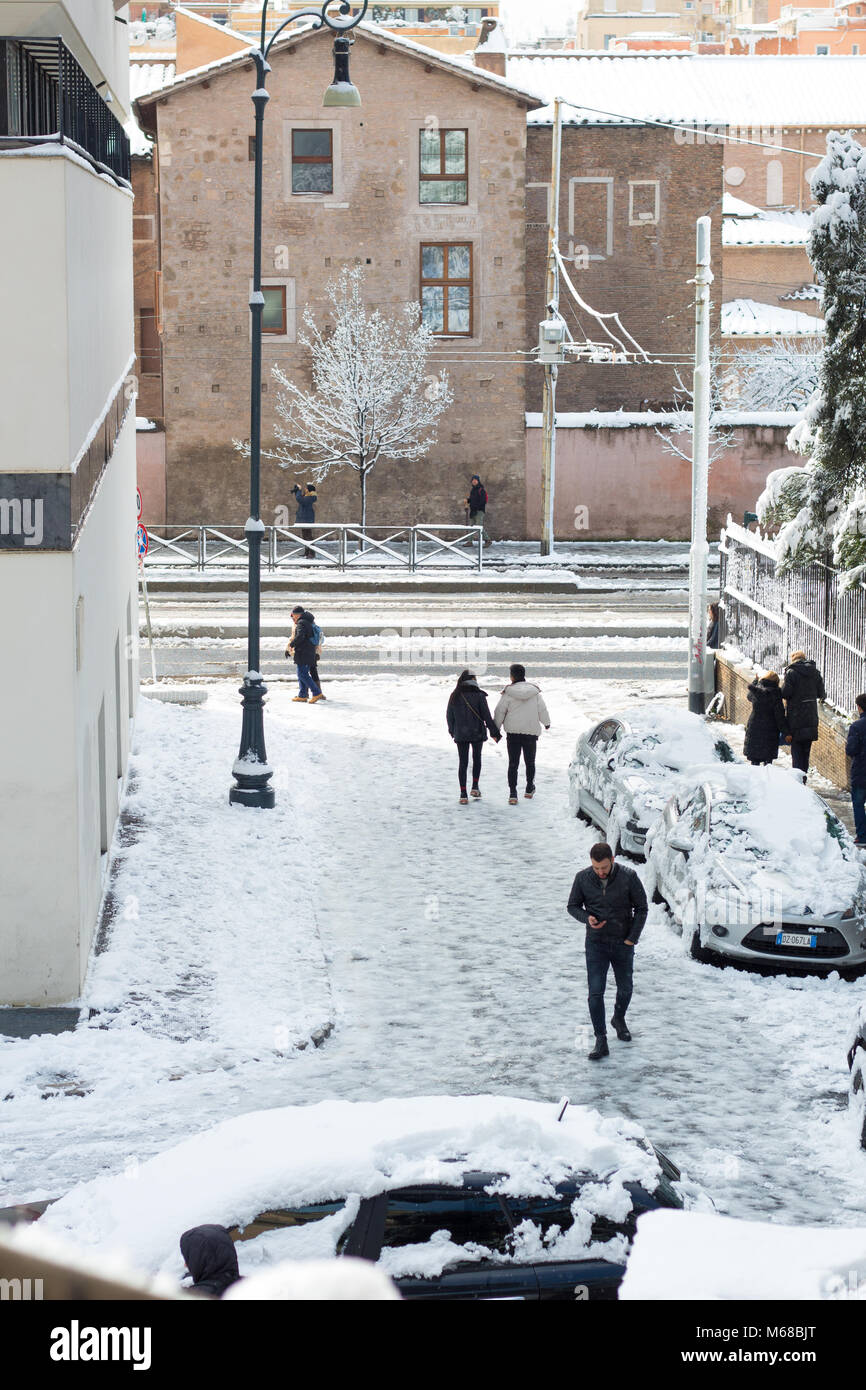 Die Leute auf der Straße voller Schnee Stockfoto