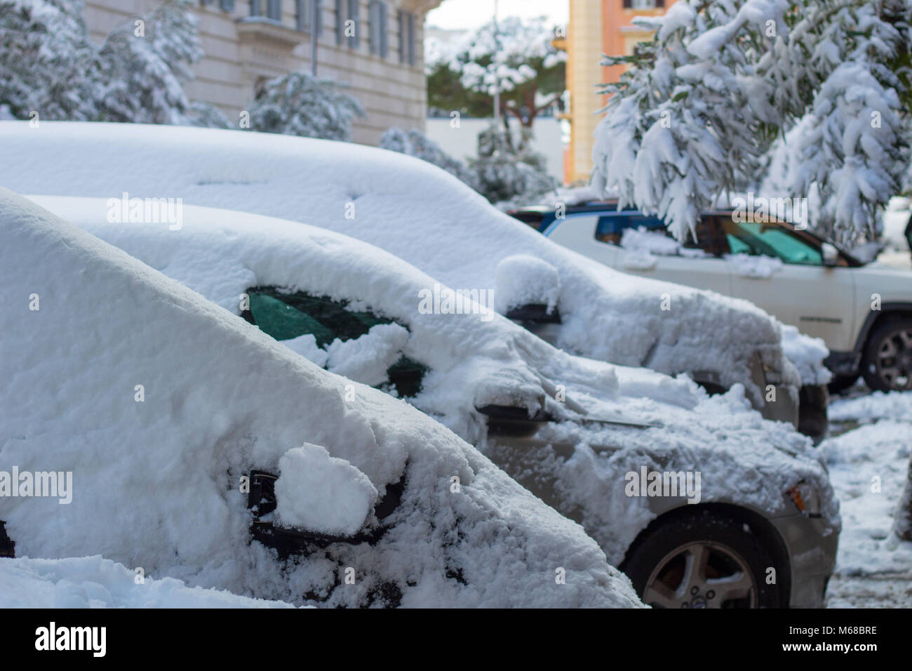 Parkende Autos im Schnee in Rom Stockfoto