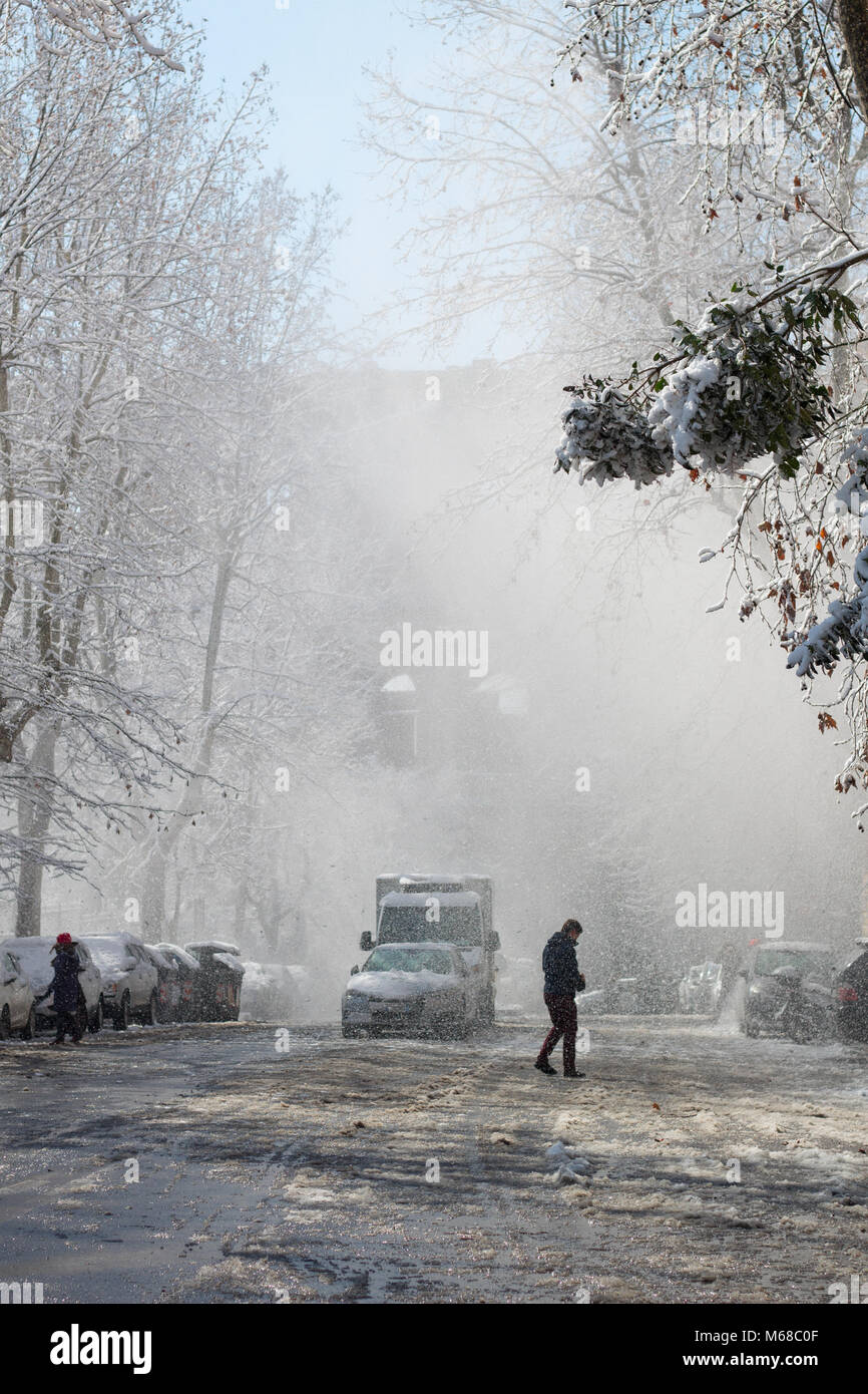 Person, die den Weg in den Schnee in Rom Stockfoto