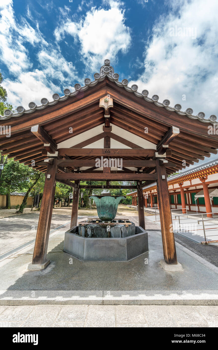 Nara - 25. August 2017: hishaku Schöpflöffel von Chozuya oder Temizuya wasser Waschung Pavillon auf Yakushi-Ji Tempel. Als UNESCO-Weltkulturerbe, wie aufgeführt Stockfoto