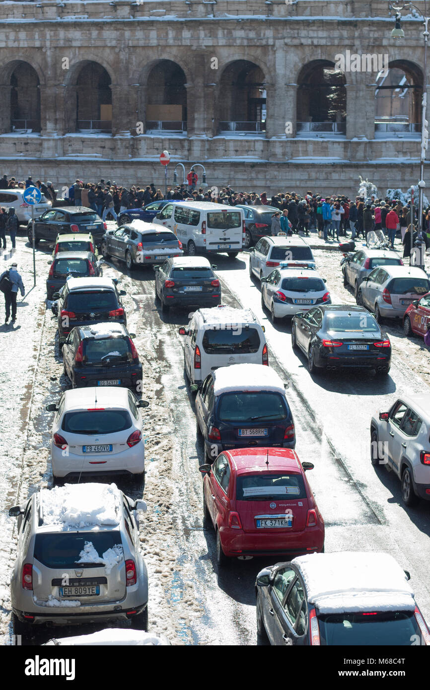 Verkehr durch das Kolosseum in Rom, nach dem Schnee. Stockfoto