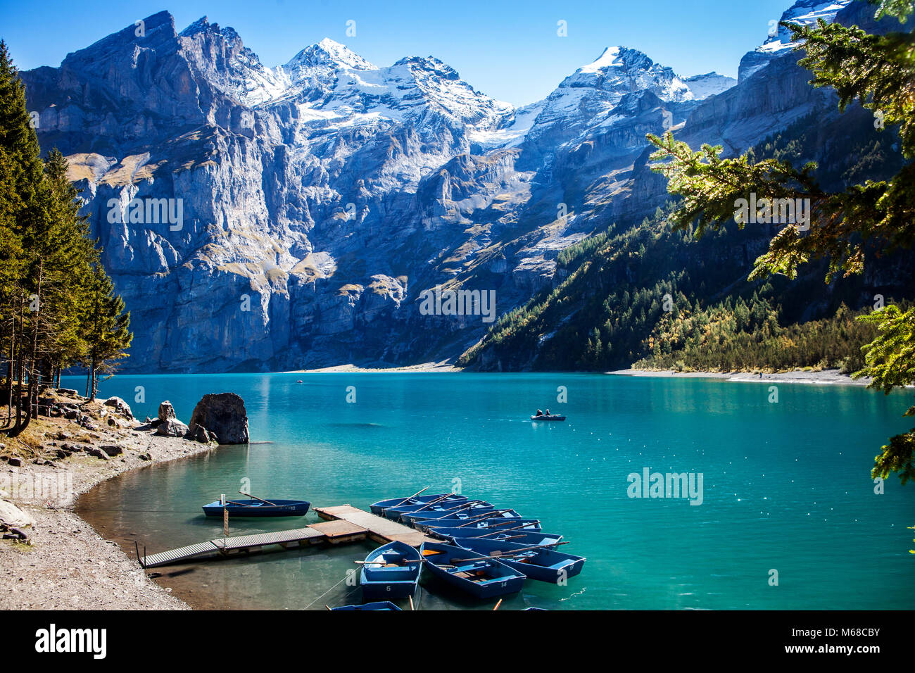 Einen malerischen Blick auf den berühmten Berg See oeschinensee Kandersteg in der Schweiz Ende Sommer in den Alpen mit schneebedeckten Gipfeln, Stockfoto