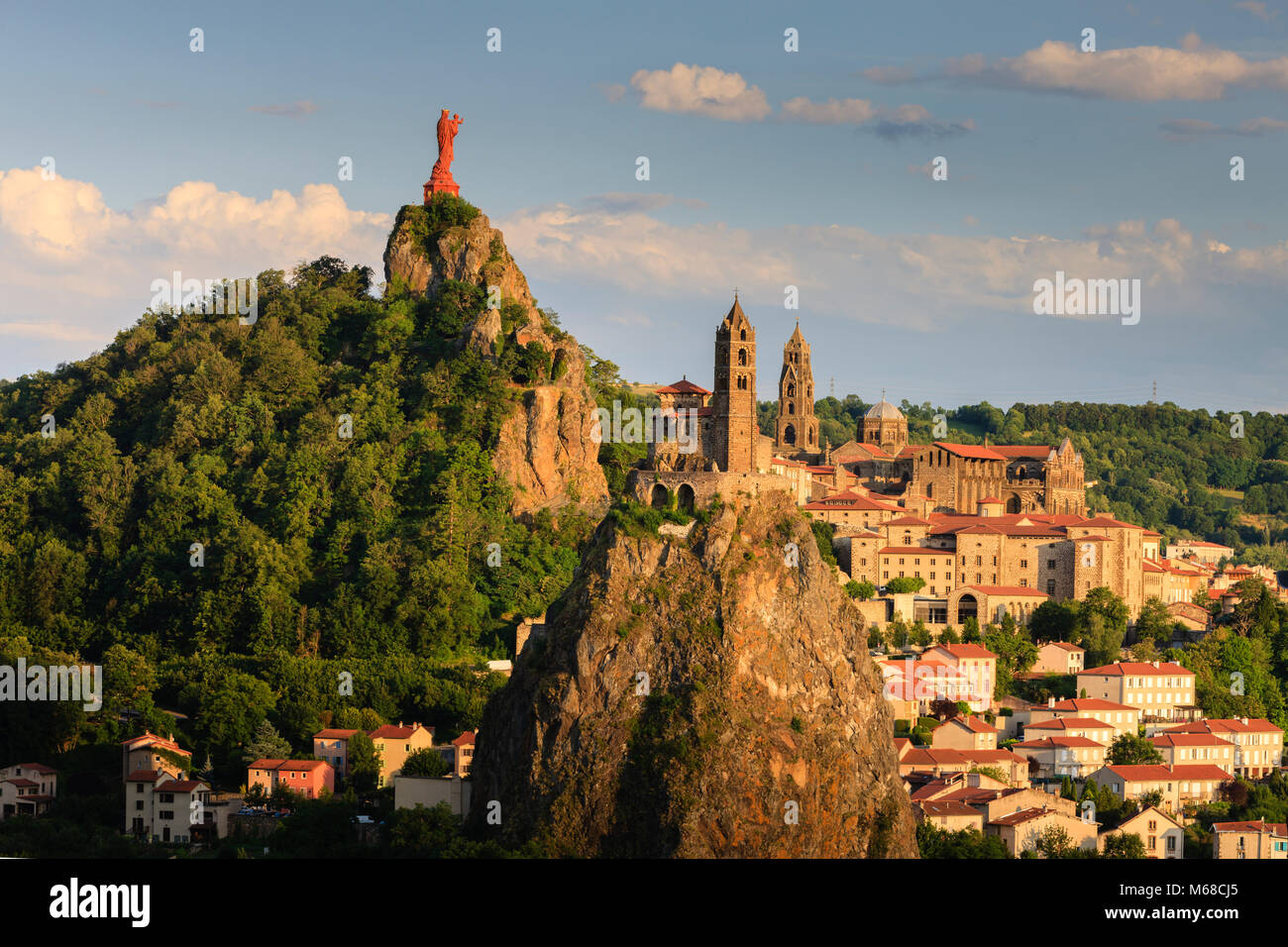 Statue von Notre Dame de France mit Saint Michel d'Aiguilhe Kapelle und der Kathedrale Notre Dame Le Puy-en-Velay Haute-Loire Auvergne-Rh ône-Alpes Frankreich Stockfoto