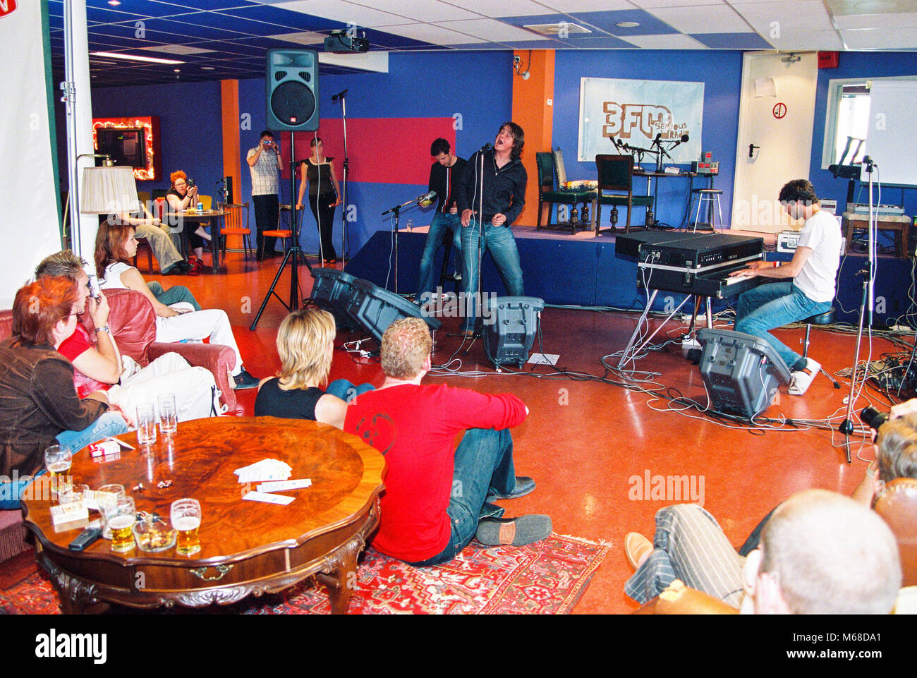 Britische Band Keane Durchführen einer Live Session im Niederländischen Radio Station NPO 3 FM, 7. Juli 2004, Hilversum, Niederlande, Europa. Stockfoto