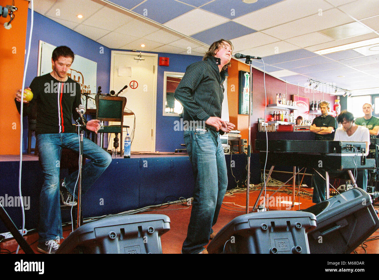 Britische Band Keane Durchführen einer Live Session im Niederländischen Radio Station NPO 3 FM, 7. Juli 2004, Hilversum, Niederlande, Europa. Stockfoto