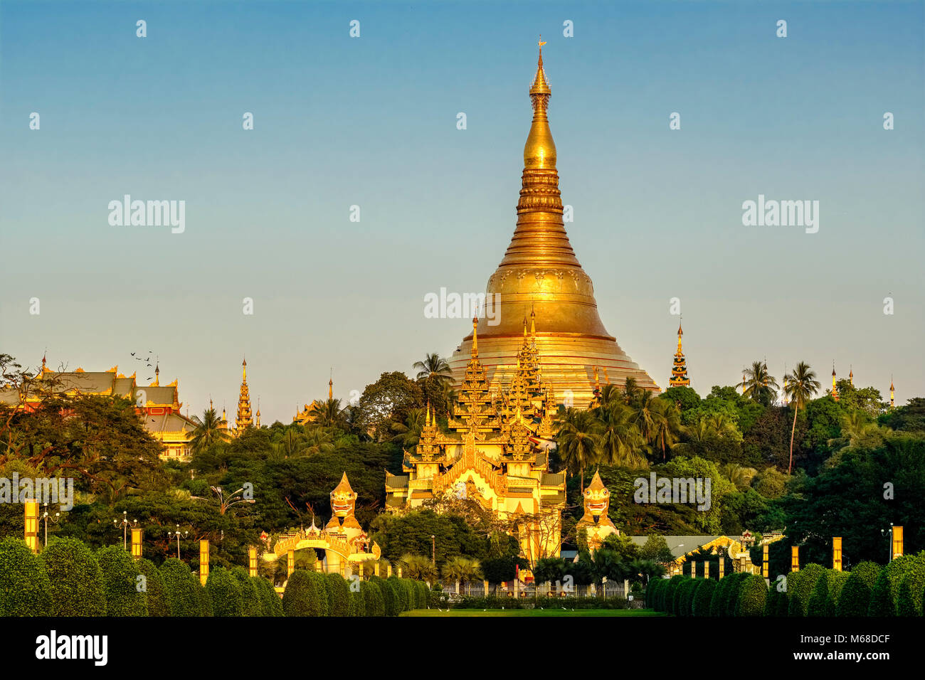 Die goldene Shwedagon Pagode, dem heiligsten Pagode von Myanmar, liegt auf einem Hügel im Zentrum der Stadt Stockfoto