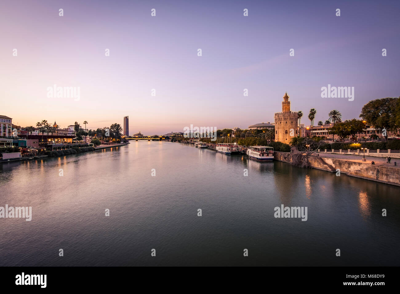 Blaue Stunde über Golden Tower oder Torre del Oro entlang dem Fluss Guadalquivir, Sevilla, Andalusien, Spanien. Stockfoto