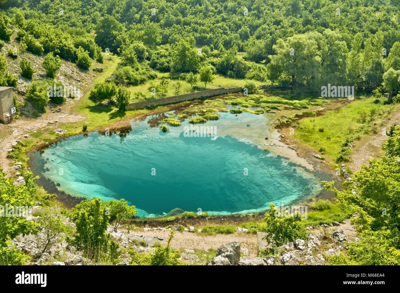 Der Fluss Cetina Quelle in Kroatien, im dalmatinischen Hinterland, in der Nähe der Stadt vrlika, Aussicht auf die größte wenige Quellen des Flusses Cetina, auch cal Stockfoto