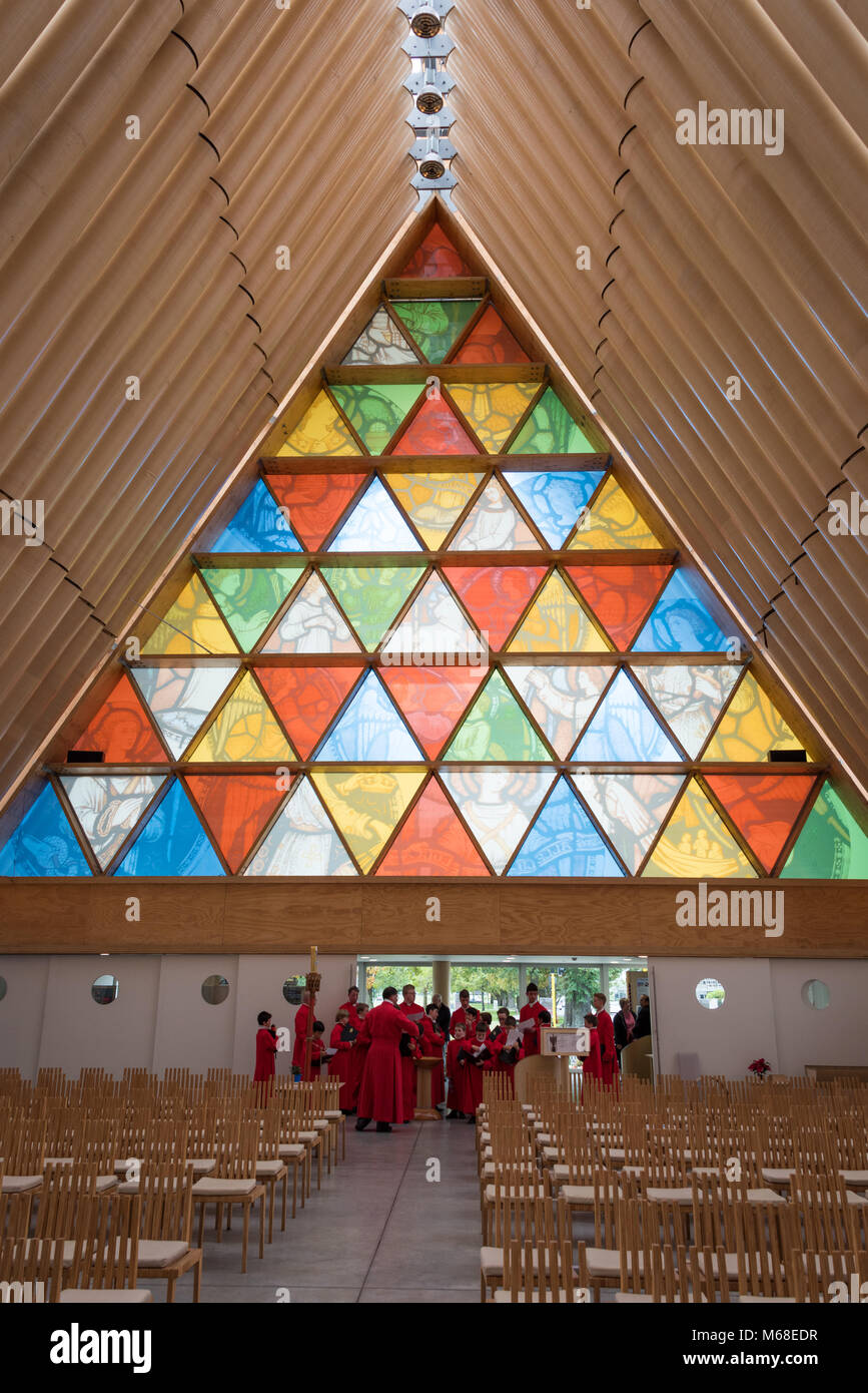 Interieur & Fenster aus buntem Glas, Pappe, Kathedrale, Christchurch, Südinsel, Neuseeland Stockfoto