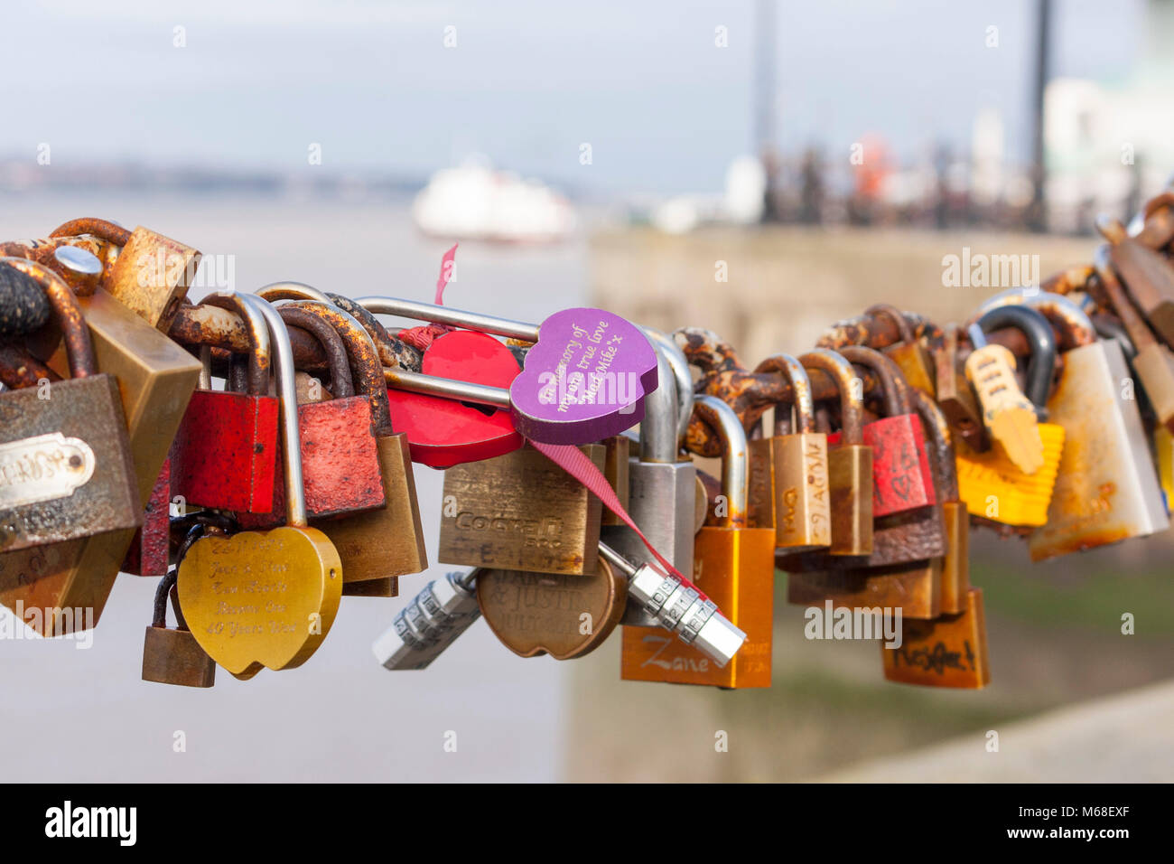 Liebe Sperren auf eine Kette Zaun über eine Brücke. Albert Dock, Liverpool, Merseyside Stockfoto