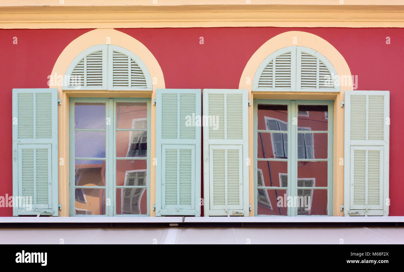 Close-up auf zwei Fenster der bunten Fassade eines Gebäudes Stockfoto