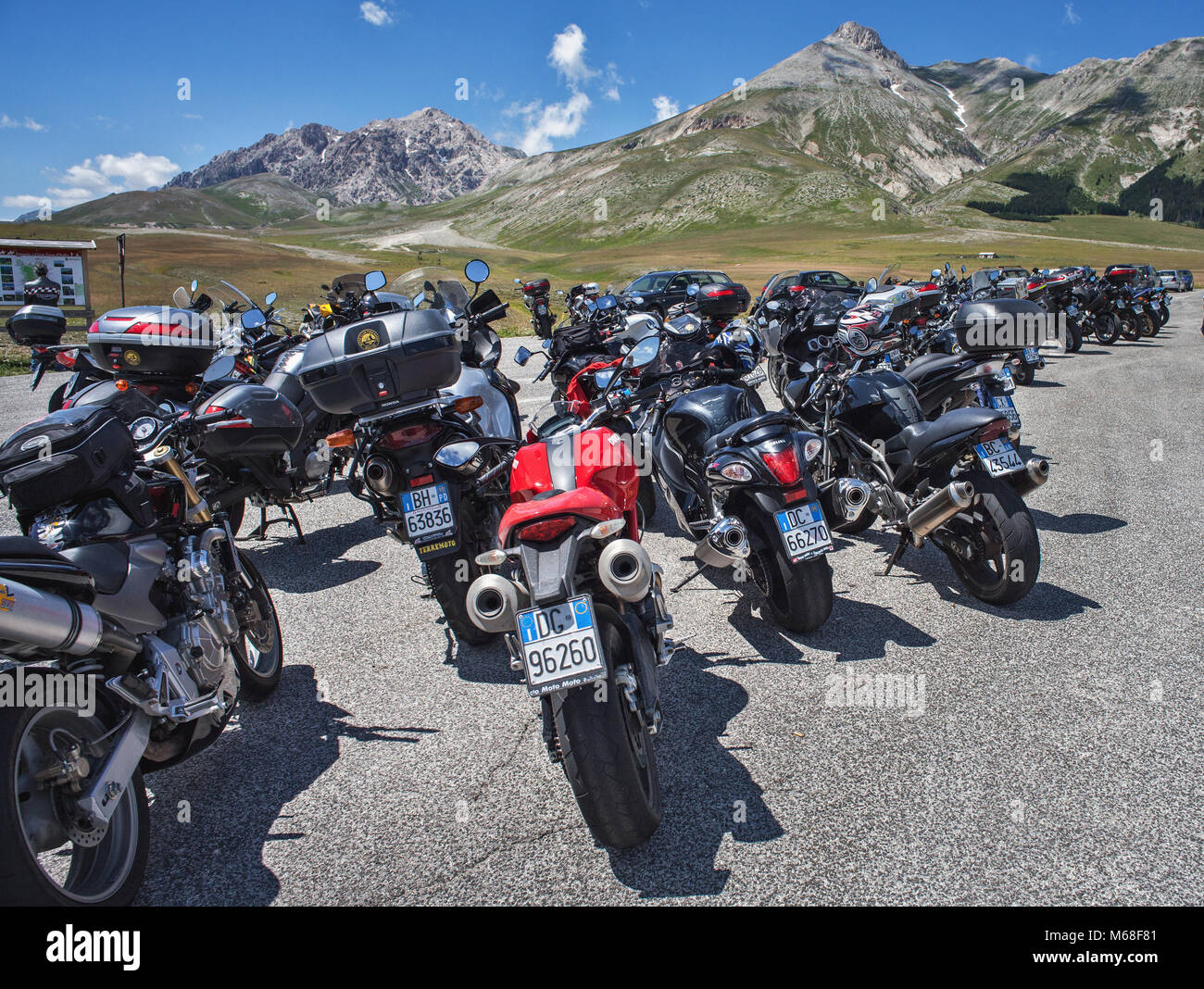 Motorradfahrer treffen in Campo Imperatore. Abruzzen Stockfoto