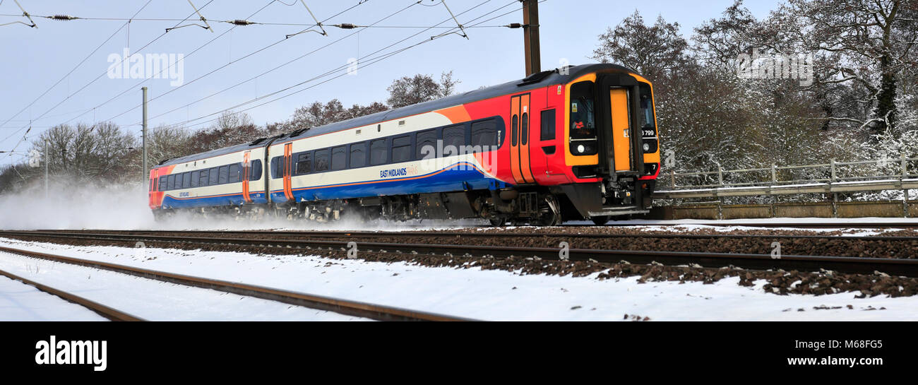 Winter Schnee, 158799 East Midlands Trains, East Coast Main Line Railway, Peterborough, Cambridgeshire, England, Großbritannien Stockfoto