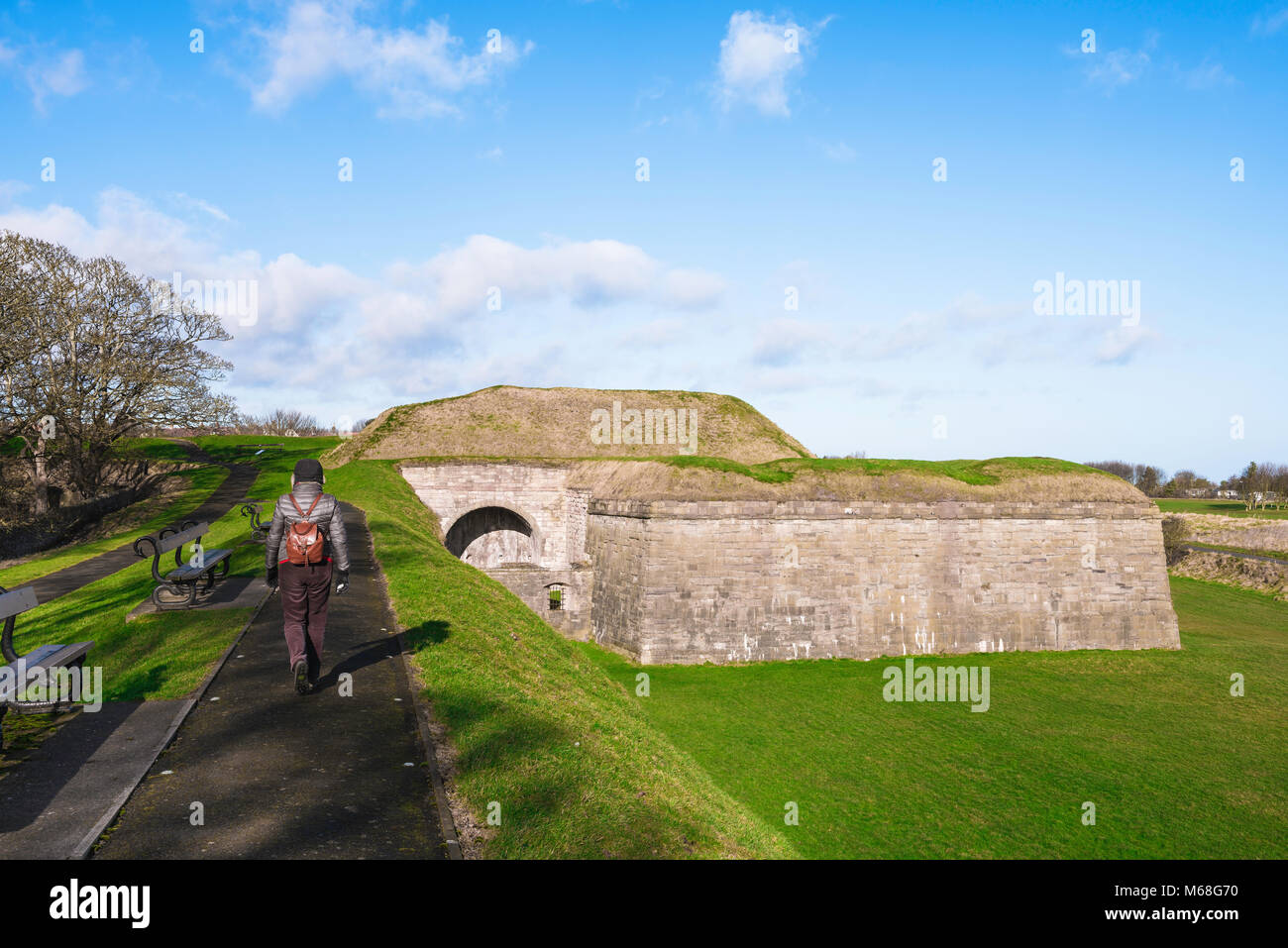 Berwick upon Tweed Wänden, Blick auf eine Frau zu Fuß den Weg gelegen auf der historischen defensive Wälle auf der Ostseite von Berwick upon Tweed, England, Großbritannien Stockfoto