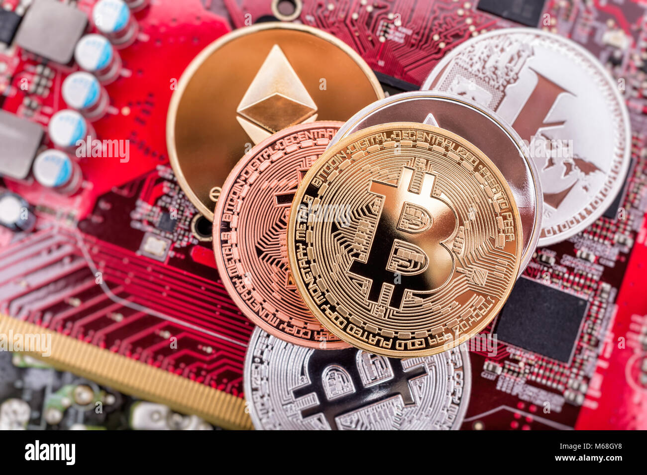 Platine und cryptocurrency Münzen (Bitcoin, des Astraleums und Litecoin) Stockfoto