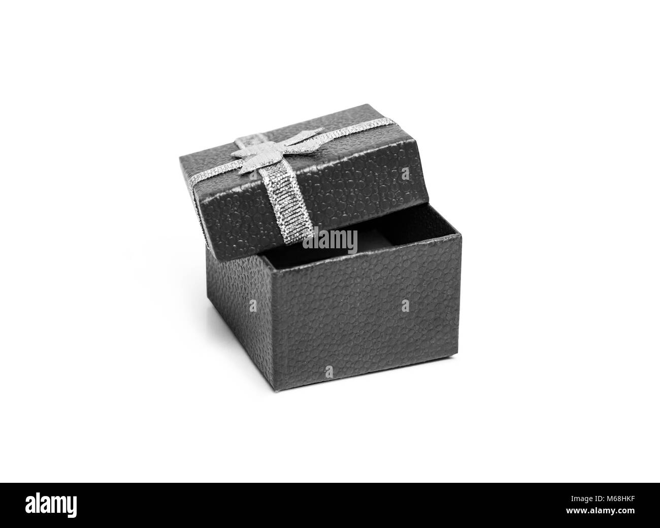 Schwarzer Geschenkkarton mit silber Farbband auf weißem Hintergrund öffnen Stockfoto