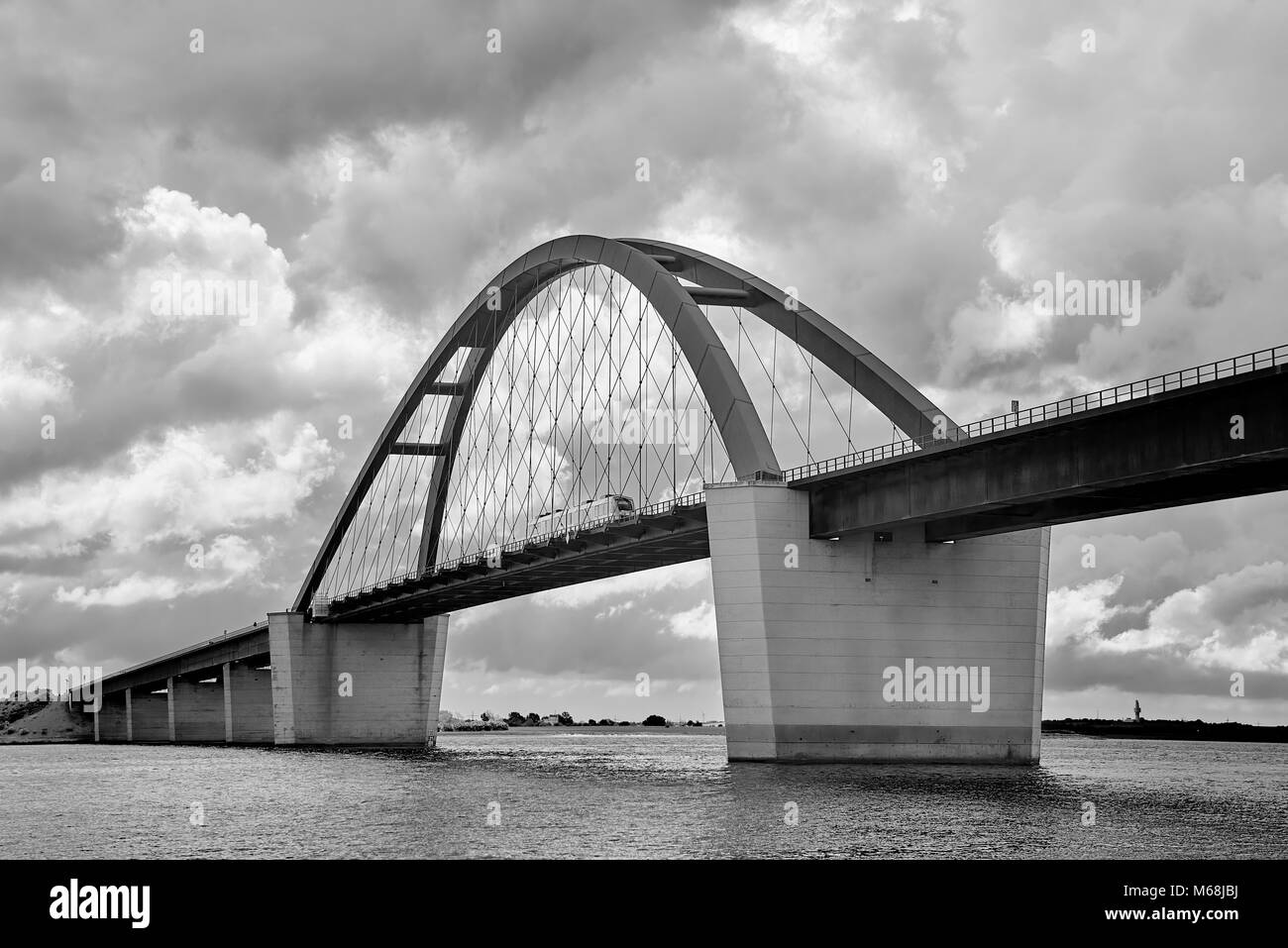 Fehmarnsundbrücke in schwarz weiss Stockfoto