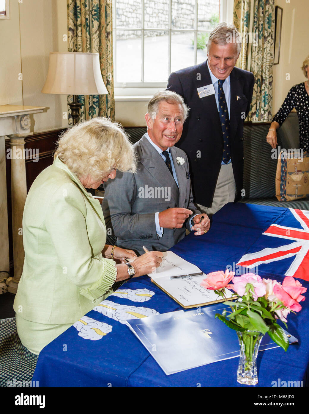 Prinz Charles, Herzog von Cornwall, und Camilla, Herzogin von Cornwall besuchen Sie das Royal Cornwall Yacht Club. 12. Juli 2010. Stockfoto