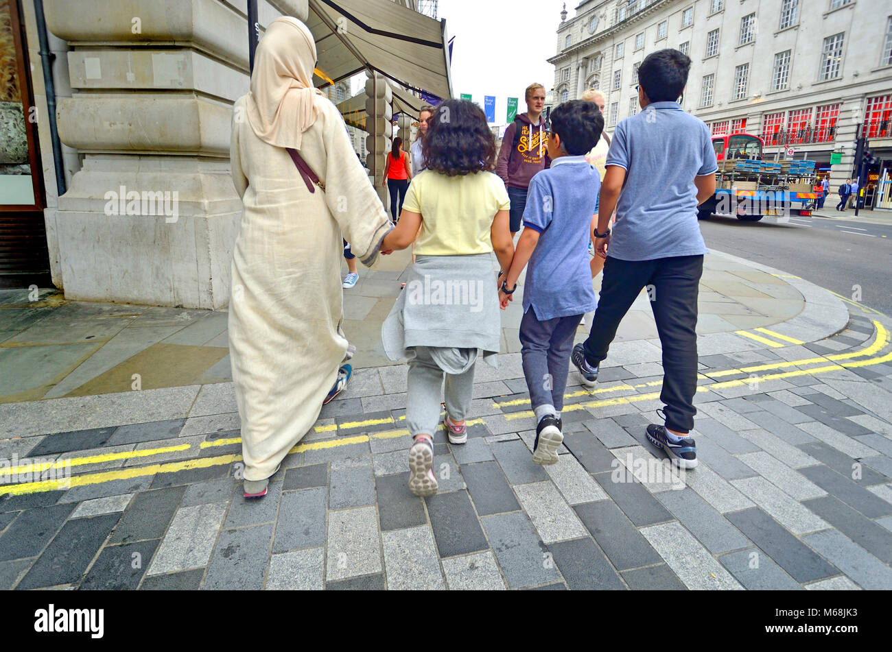 London, England, UK. Muslimische Familie in der Regent Street. Mutter mit zwei Söhnen und einer Tochter Stockfoto