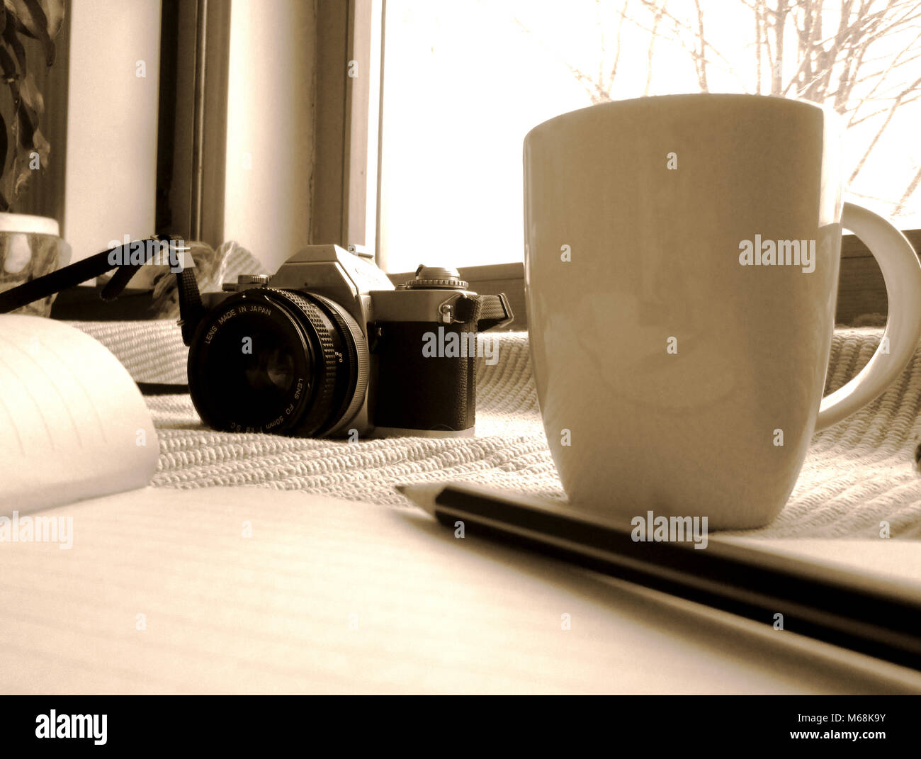 Winter Fotografie, weiße Tasse mit Kaffee Analog Vintage Kamera und Buch, warmes Zuhause, Schnee, schönen Wintertag Stockfoto Winter Fotografie, weiße Tasse mit Kaffee Analog Vintage Kamera und Buch, warmes Zuhause, Schnee, schönen Wintertag Stockfoto