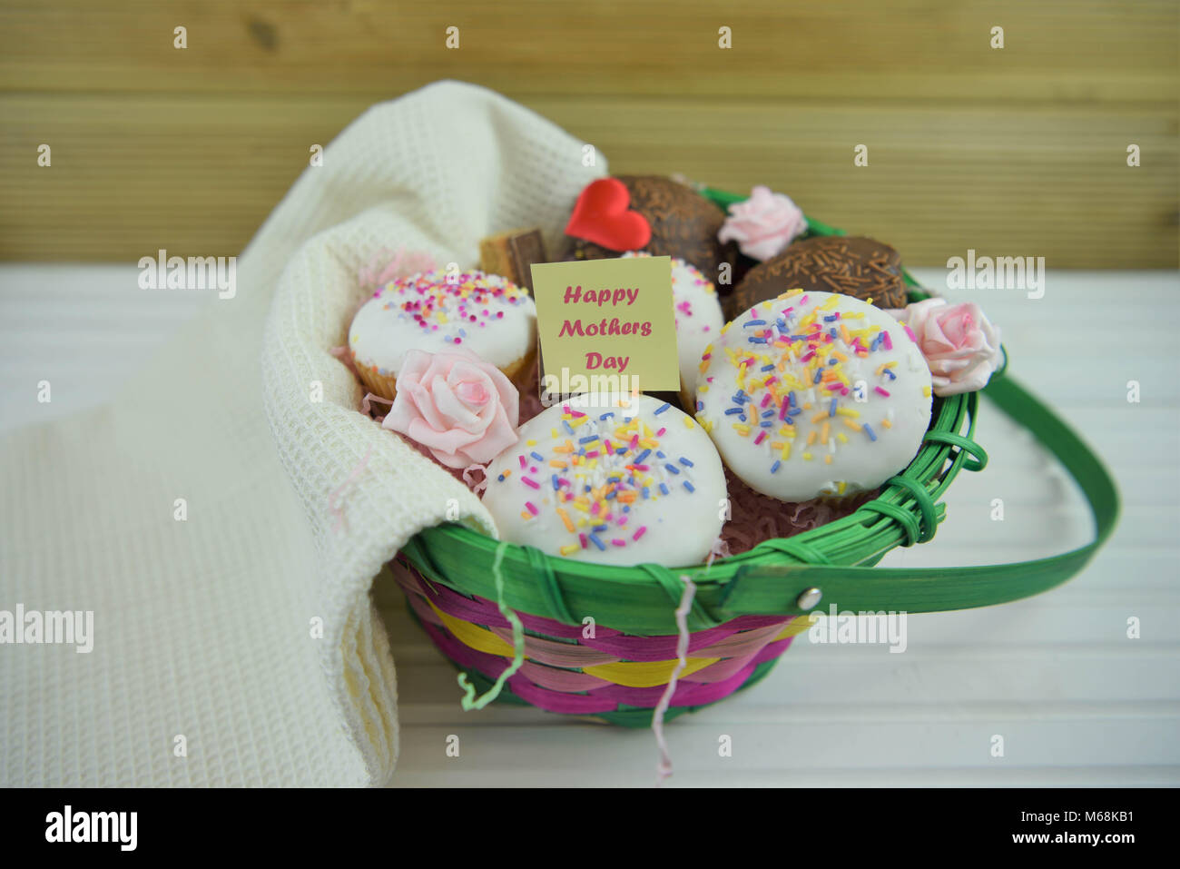 Muttertag essen ein Geschenk mit hausgemachten Kuchen und Keksen und glücklichen Muttertag Wörter oder Text Stockfoto