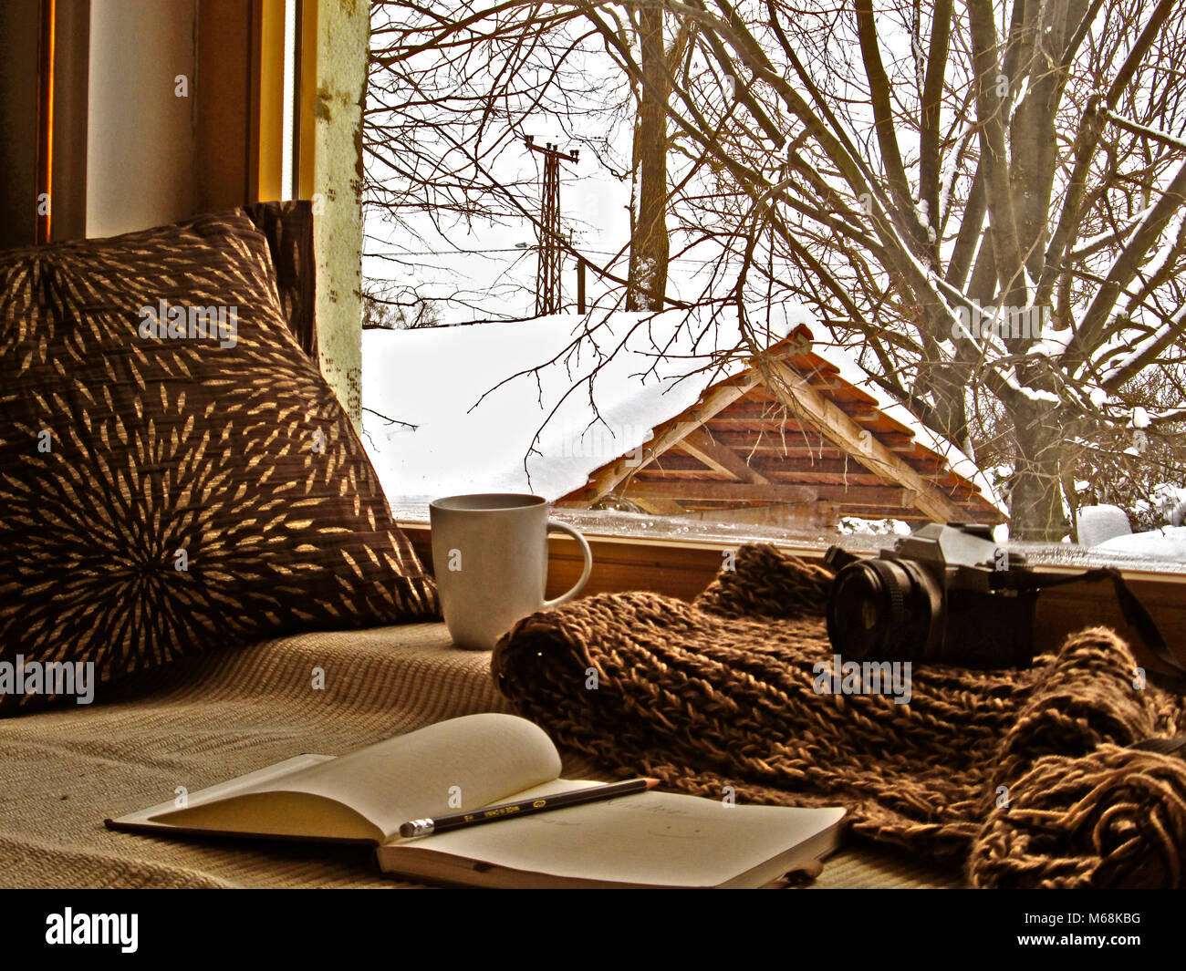 Winter Fotografie, weiße Tasse mit Kaffee Analog Vintage Kamera und Buch, warmes Zuhause, Schnee, schönen Wintertag Stockfoto Winter Fotografie, weiße Tasse mit Kaffee Analog Vintage Kamera und Buch, warmes Zuhause, Schnee, schönen Wintertag Stockfoto