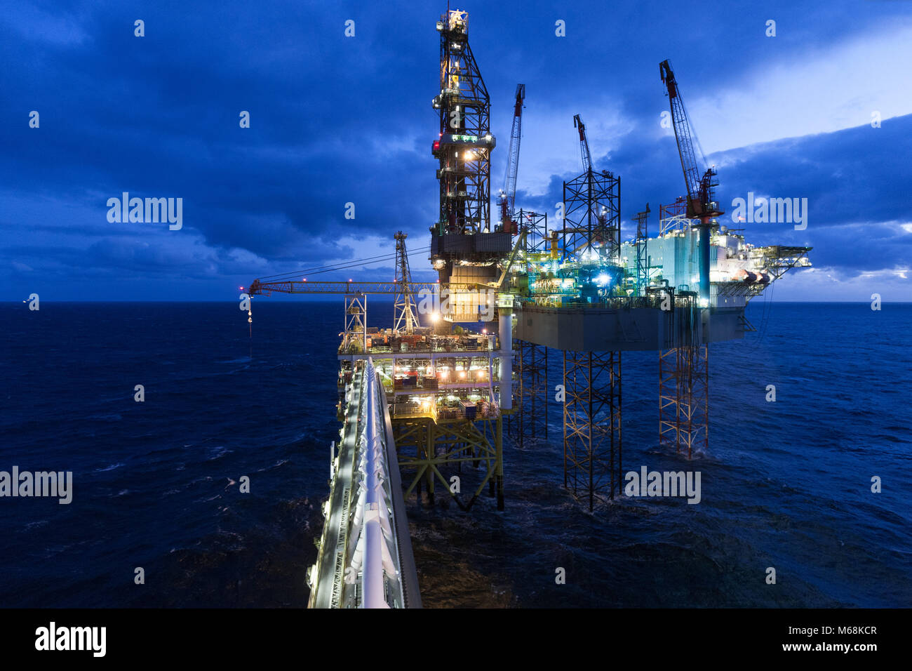 North Sea Oil Rig Worker im Winter Stockfoto