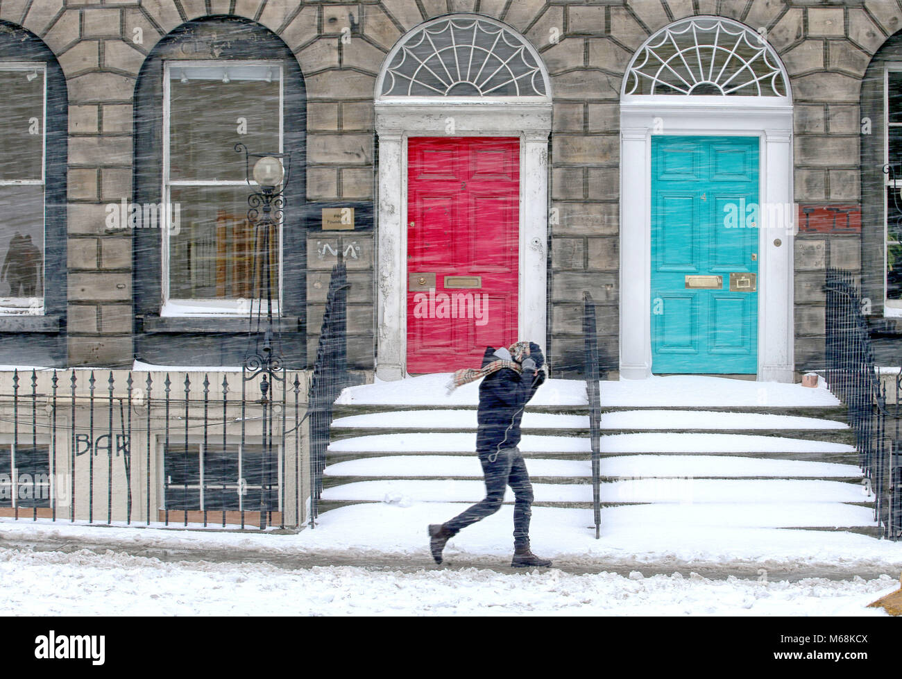 Eine Person, die kämpfen sich durch den Schnee entlang der Queen Street, Edinburgh als Sturm Emma, vom Atlantik rollen, sieht balanciert, das Tier aus dem Osten kühl Russland Luft zu begegnen - weiter verbreitet Schneefall und bitteren Temperaturen. Stockfoto