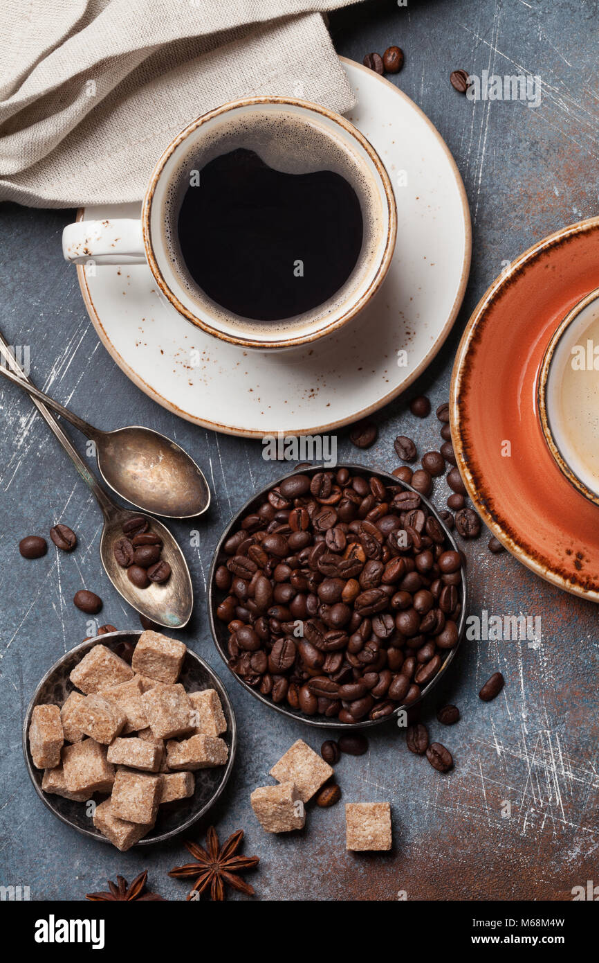 Tasse Kaffee, Bohnen und Zucker. Ansicht von oben Stockfoto