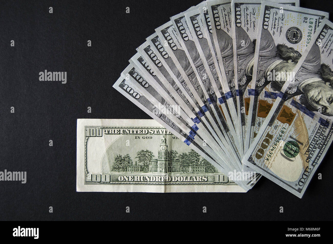 Alte 100 Dollar, alte hundert USA Dollar stehen auf schwarzem Grund, Stockfoto