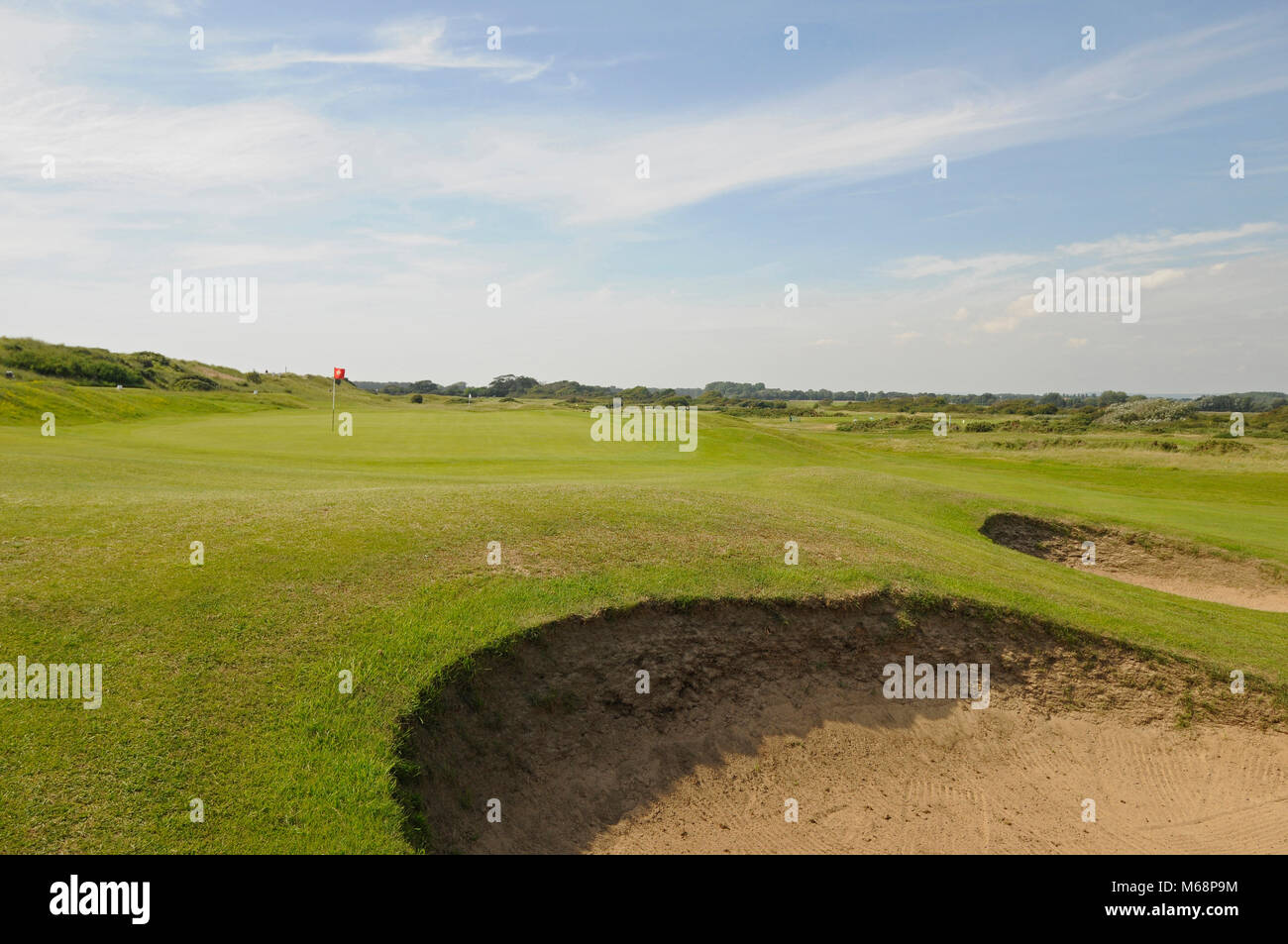 Ansicht von vorne Bunker zur 2. Grün und Golfplatz, Littlehampton Golf Club, Littlehampton, Sussex, England Stockfoto