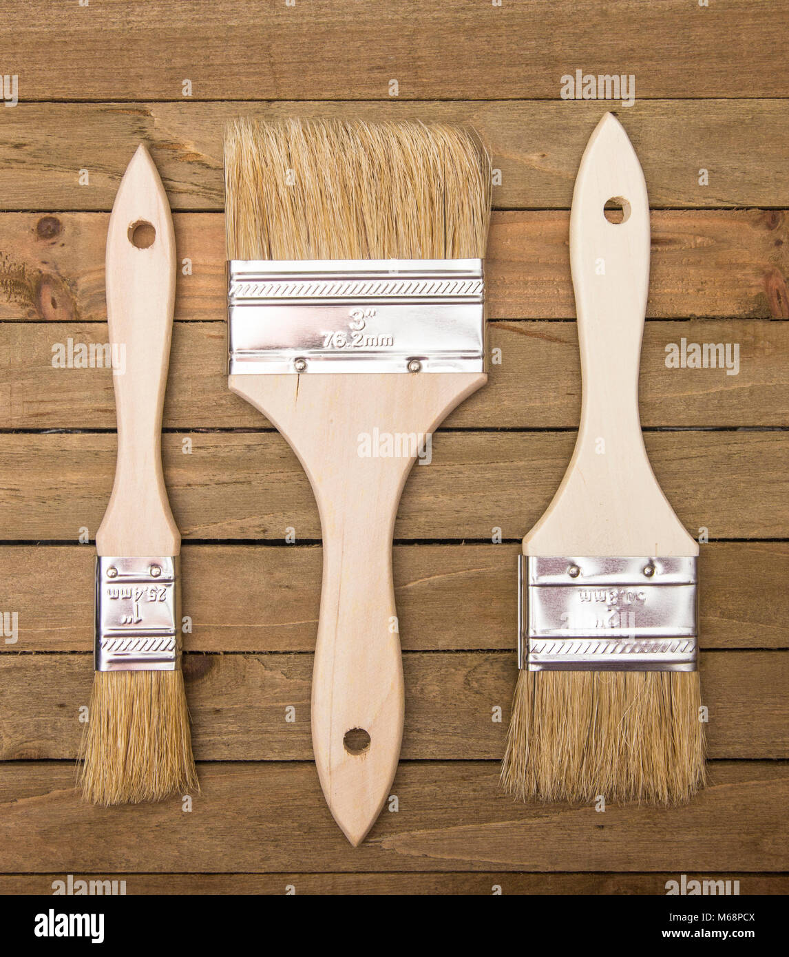 Pinsel auf einem Holztisch Stockfoto