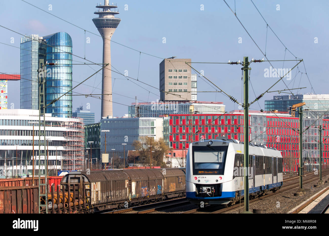 S-Bahn, S-Bahn Station, Dusseldorf-Hamm stoppen, die Skyline von Düsseldorf City Center, Medienhafen, Media Port, S-Bahn, Düsseldorf, G Stockfoto