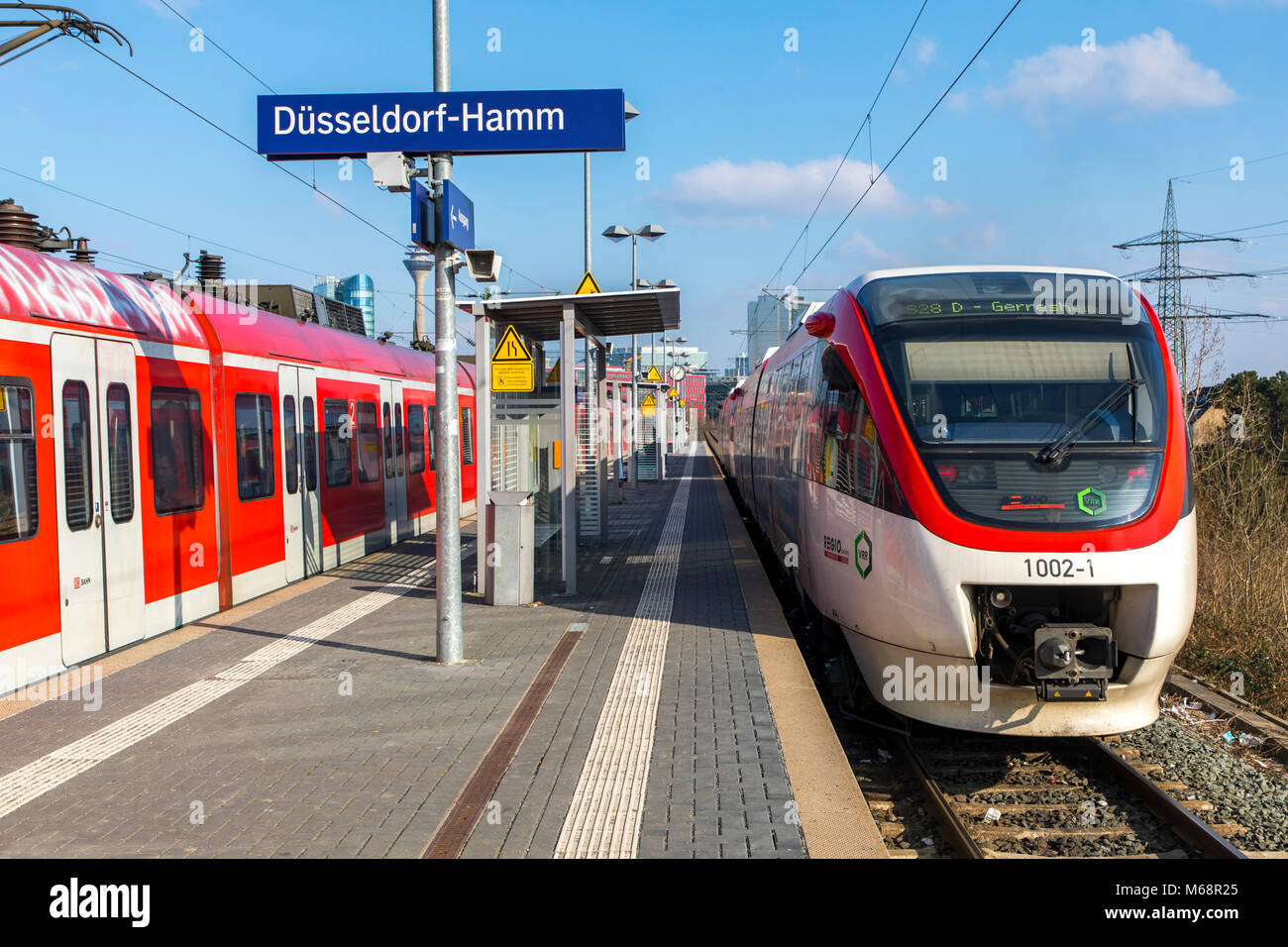 SBahn, SBahn Station, DusseldorfHamm stoppen, die Skyline von Düsseldorf City Center