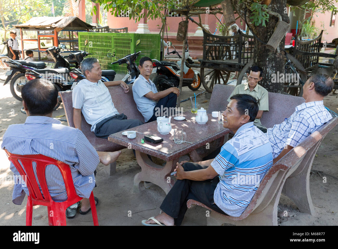 Kambodscha - eine Gruppe von Männern im mittleren Alter kambodschanische Männer, die um einen Tisch, Borei Angkor, Kambodscha Asien Stockfoto