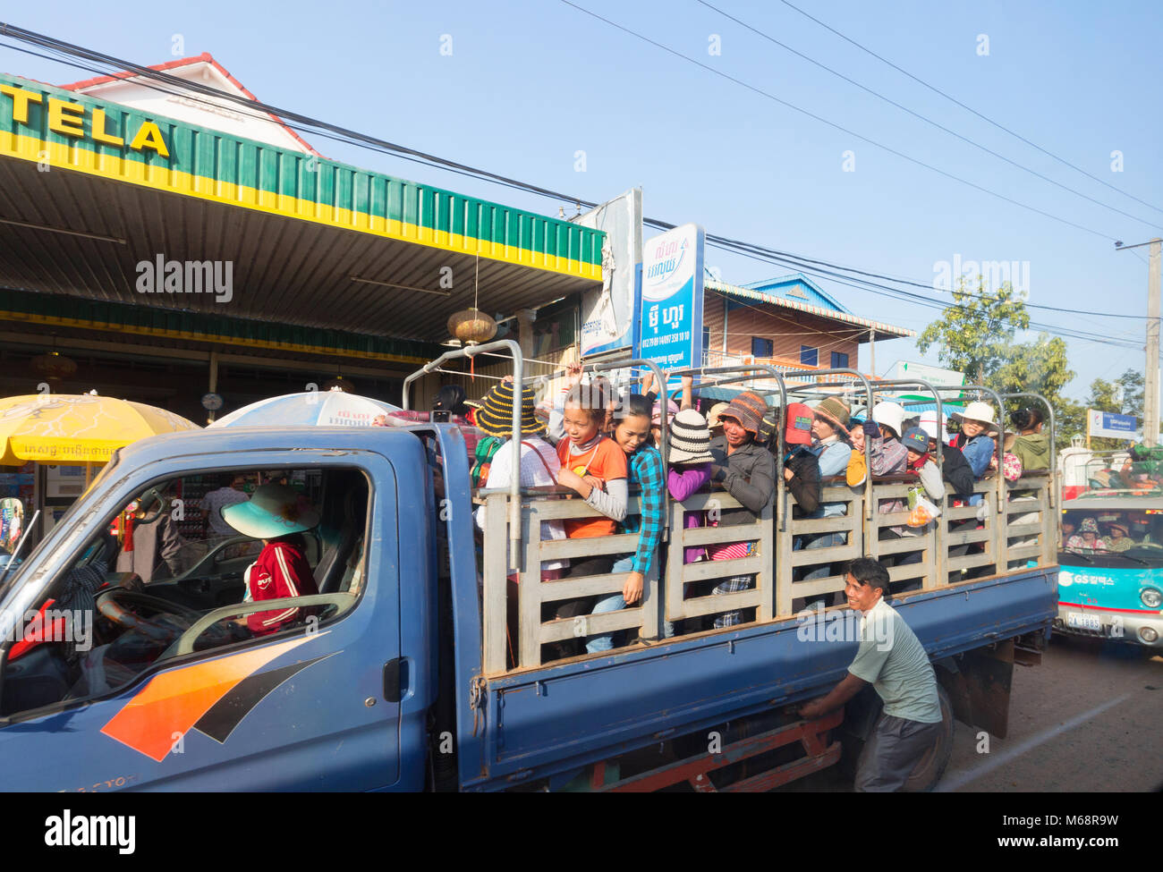 Frauen Arbeitnehmer von einer lokalen Fabrik zurück in ihr Dorf per Lkw, Kampot übertragen werden, Kambodscha Asien Stockfoto