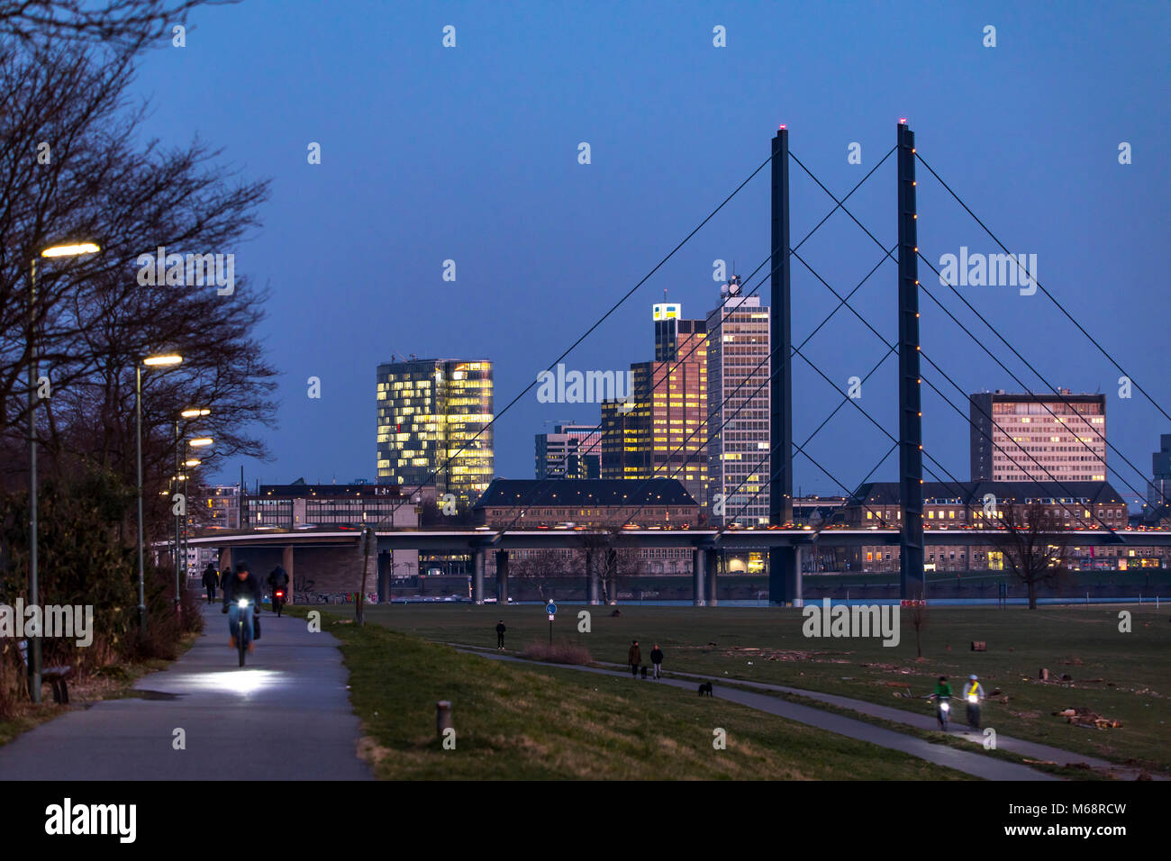 Düsseldorf, Deutschland, Downtown Skyline, Wolkenkratzer, Rheinkniebrücke River Bridge, Rhein, Stockfoto